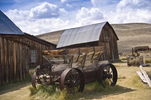 Rustika gamla västra ladan och vagn — Stockfoto