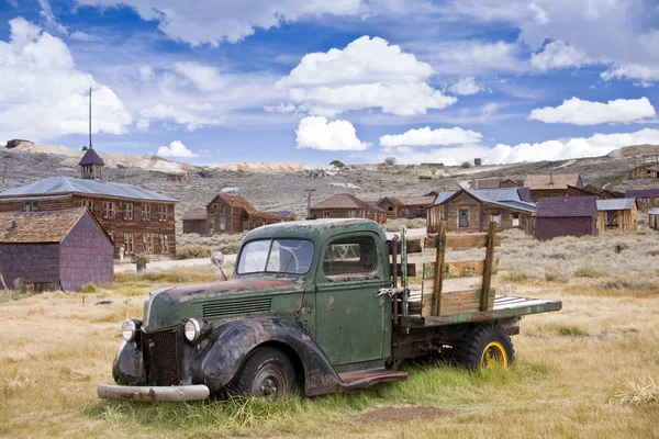 Camion fantôme dans une ville fantôme — Photo