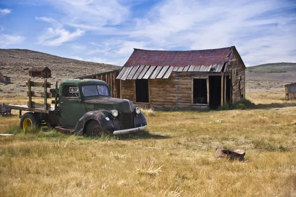 Camion fantôme dans une ville fantôme — Photo