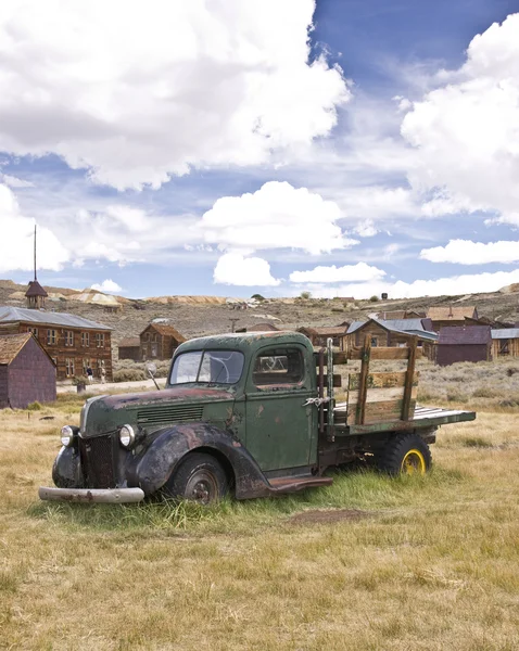 Camion fantasma in una città fantasma — Foto Stock