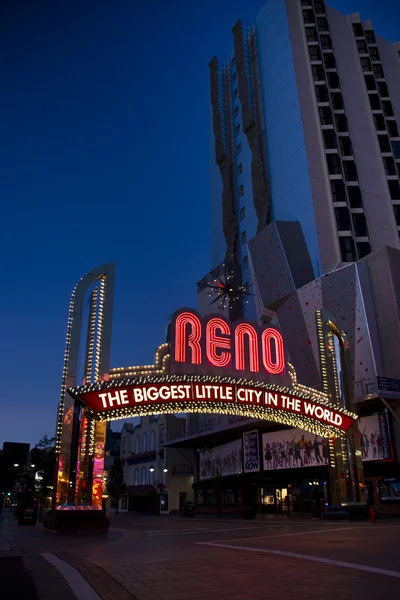 Reno-Schild neben riesiger Kletterwand — Stockfoto