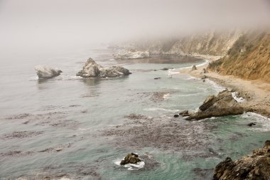 big sur yakasındaki sisli gün