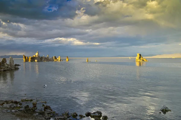 Pôr do sol sobre misterioso lago Mono — Fotografia de Stock