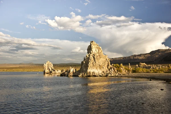 Bouřkový mrak nad mono lake — Stock fotografie