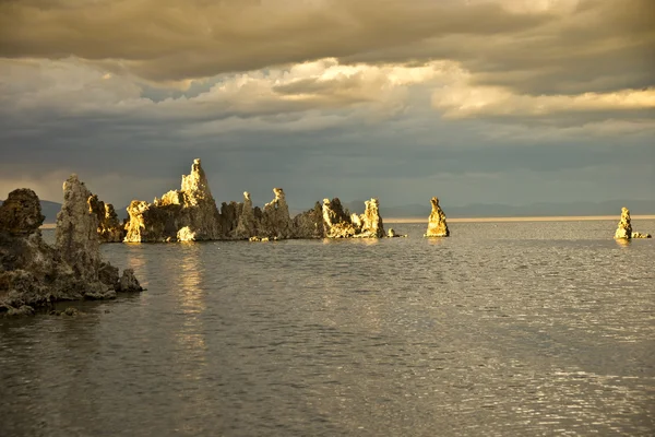 Formations de tuf calcaire au coucher du soleil — Photo