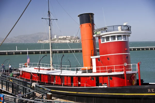 Tugboat y la isla de Alcatraz — Foto de Stock