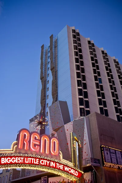 Reno işaret yanında dev kaya tırmanma duvarı