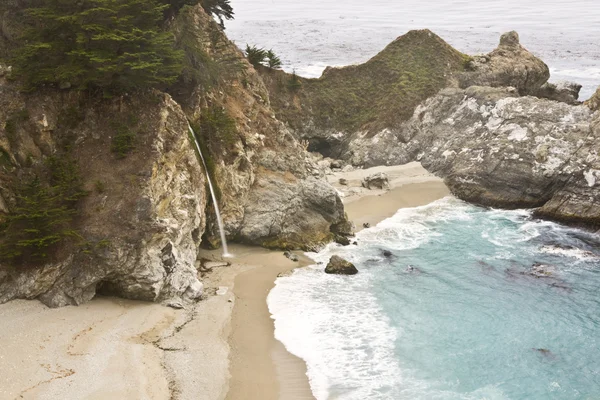 McWay cai em Big Sur — Fotografia de Stock