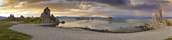 Panorama da paisagem aquática ao pôr do sol — Fotografia de Stock