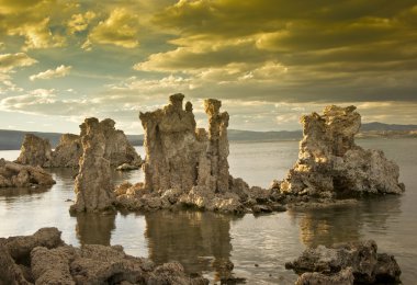 mono Gölü üzerinden canlı günbatımı