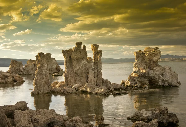 mono Gölü üzerinden canlı günbatımı