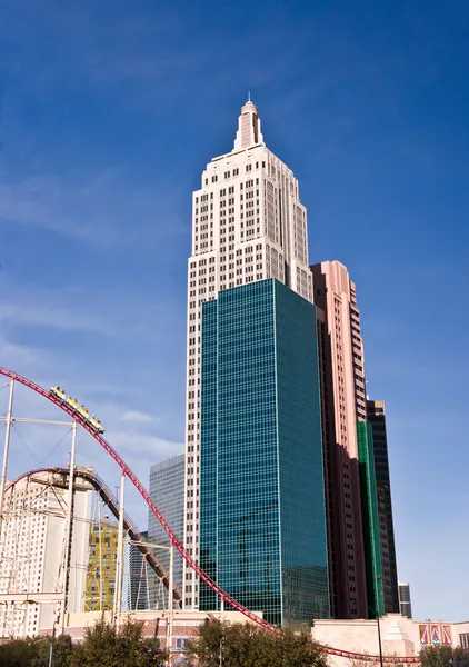 NY gökdelen ve roller coaster — Stok fotoğraf