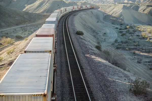 Train de marchandises long désert — Photo