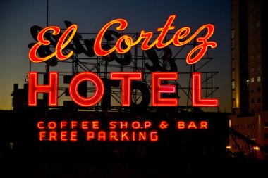 El Cortez Hotel Sign alacakaranlıkta