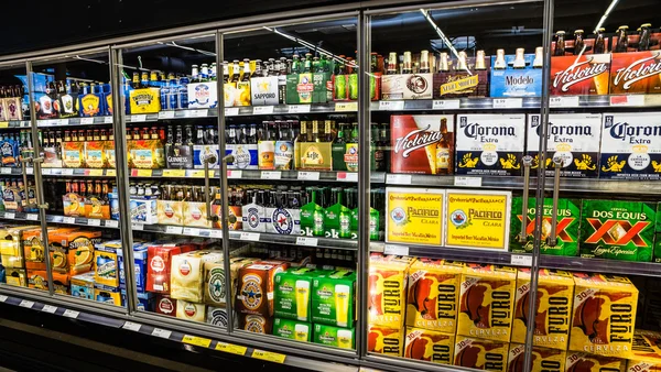 Grocery Store Refrigerador de cerveja — Fotografia de Stock