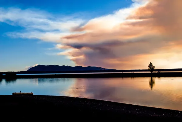 Lesní požár mračna nad jezero Yellowstone — Stock fotografie