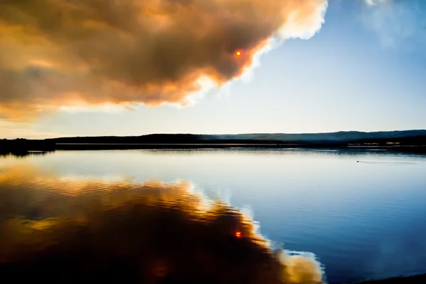 Nuages de feu au-dessus du lac Yellowstone — Photo