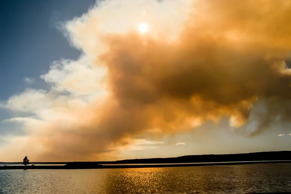湖上的火云 免版税图库图片