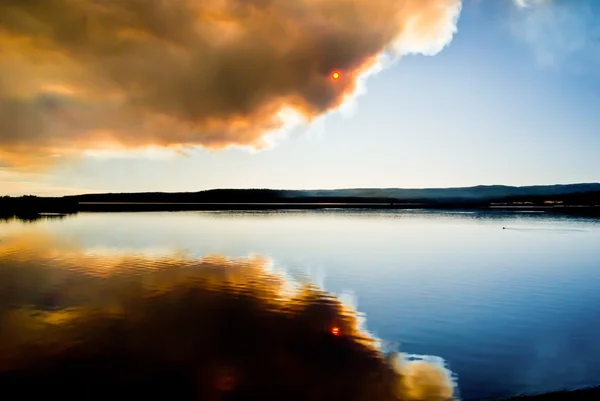 Nuvens de fogo sobre Yellowstone Lake Imagens De Bancos De Imagens Sem Royalties