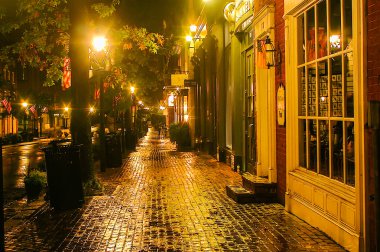 Eski şehirde yağmurlu gece