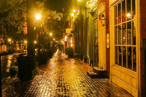 Nuit pluvieuse dans la vieille ville — Photo