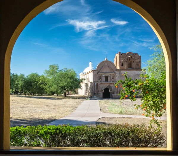 Uppdrag tumacacori inramade av Colonnade — Stockfoto