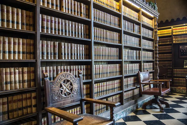 Книжкові полиці в юридична бібліотека Стокова Картинка