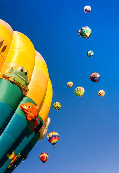 Prachtige ochtend en hete lucht ballonnen — Stockfoto