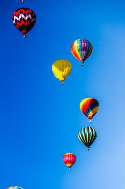 sıcak hava balonları havaya doğru yükselen