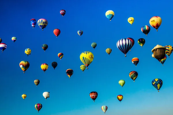 Il cielo è vivo con i palloncini — Foto Stock