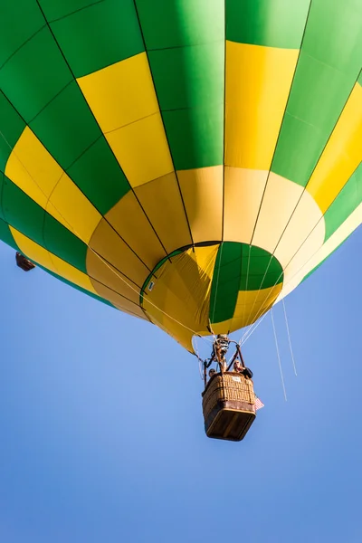 Para cima e para fora em um balão de ar quente — Fotografia de Stock