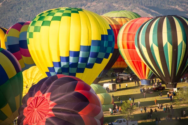 Barevné horkovzdušné balóny nafukování — Stock fotografie