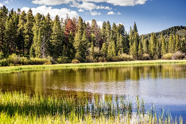 Lago de montaña rocosa — Foto de Stock