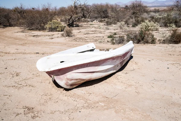 Övergiven båt i öknen — Stockfoto