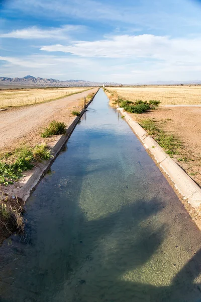 Fossé d'irrigation avec écoulement de l'eau — Photo