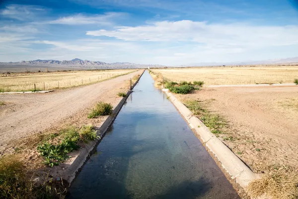 Fossé d'irrigation avec écoulement de l'eau — Photo