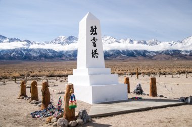 Manzanar memorail ve bin Vinçler