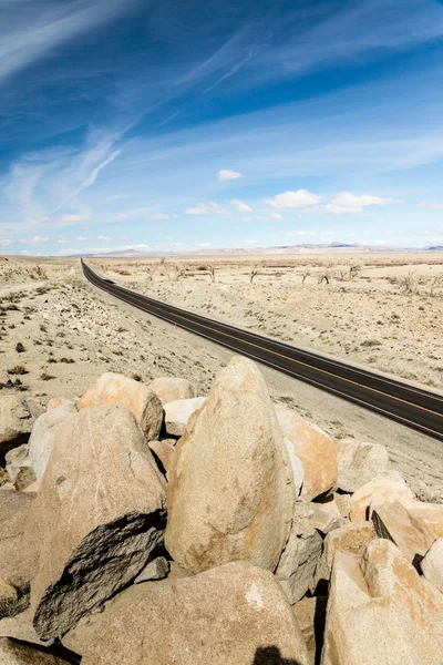 Su un'autostrada del deserto lungo — Foto Stock