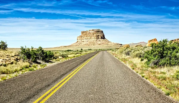 Autostrada del Deserto che si avvicina al Chaco Canyon nel Nuovo Messico — Foto Stock