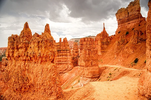 Burza chmury nad navajo pętli szlaku w bryce canyon — Zdjęcie stockowe