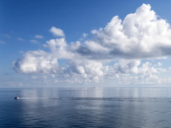 Calma barco de agua — Foto de Stock