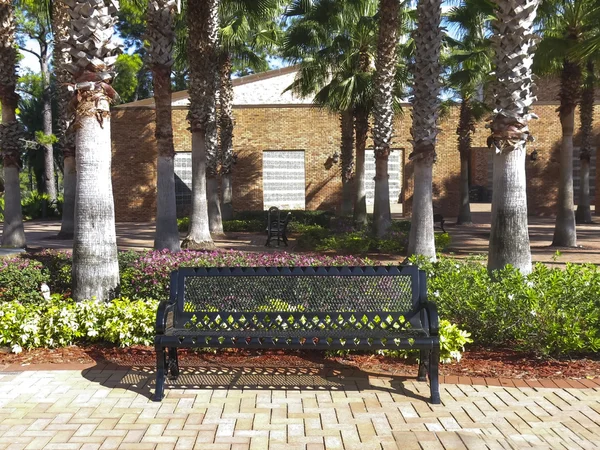 Empty Metal Park Bench — Stock Photo, Image