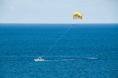 Okyanusta parasailing
