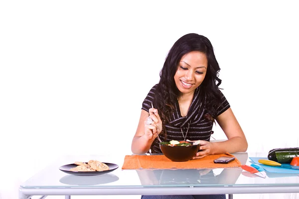 Bella ragazza mangiare insalata — Foto Stock