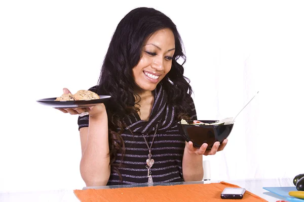 Hermosa chica decidiendo qué comer — Foto de Stock