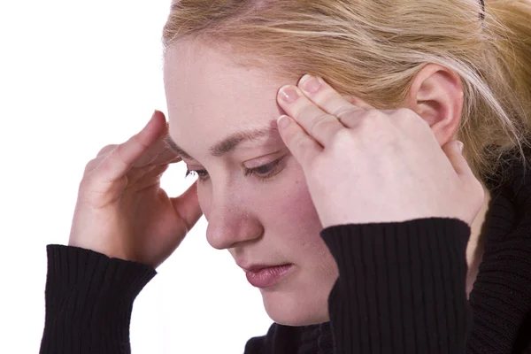 Женщина с головной болью — стоковое фото