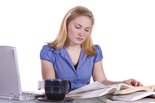 Mooie vrouw ontspannen op de Bank — Stockfoto