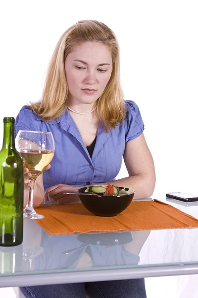 Menina bonita comer salada — Fotografia de Stock