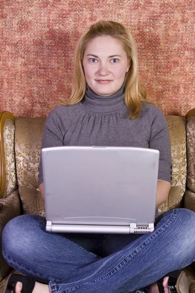 Menina trabalhando em seu laptop — Fotografia de Stock