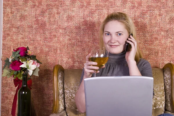 Mädchen arbeitet an ihrem Laptop — Stockfoto